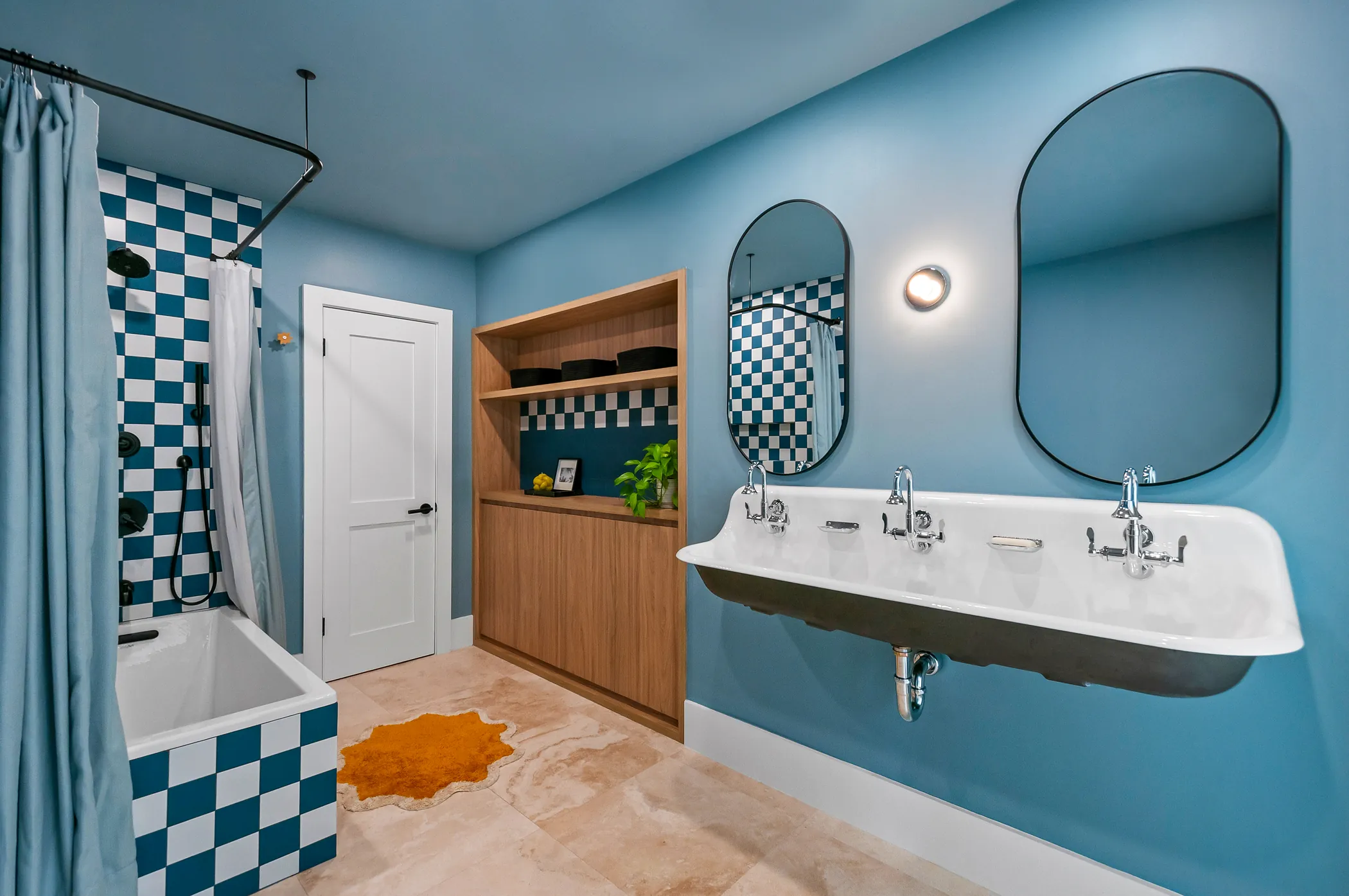 The kids’ bath in blue