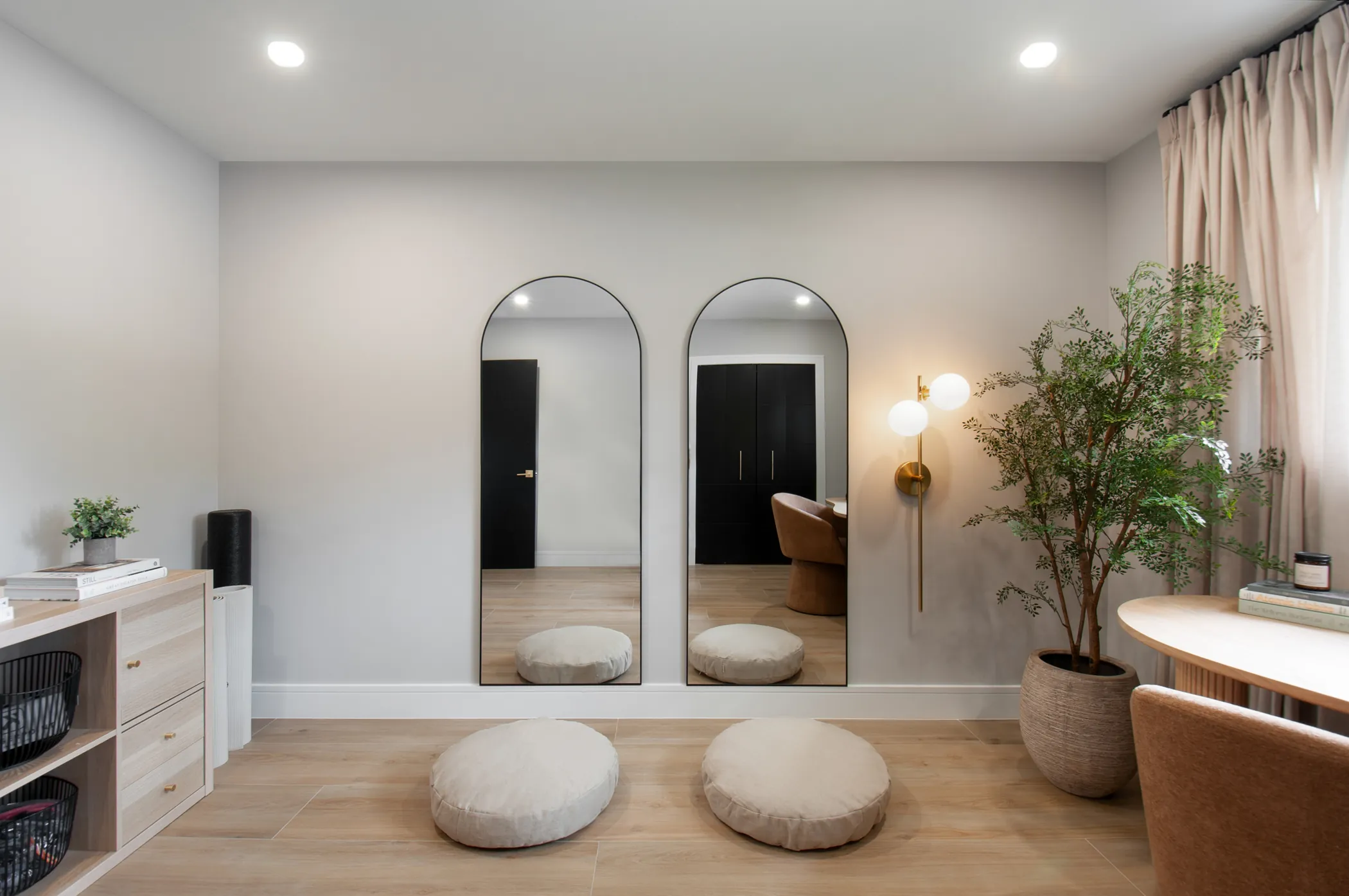 The zen room toward the dressing wall