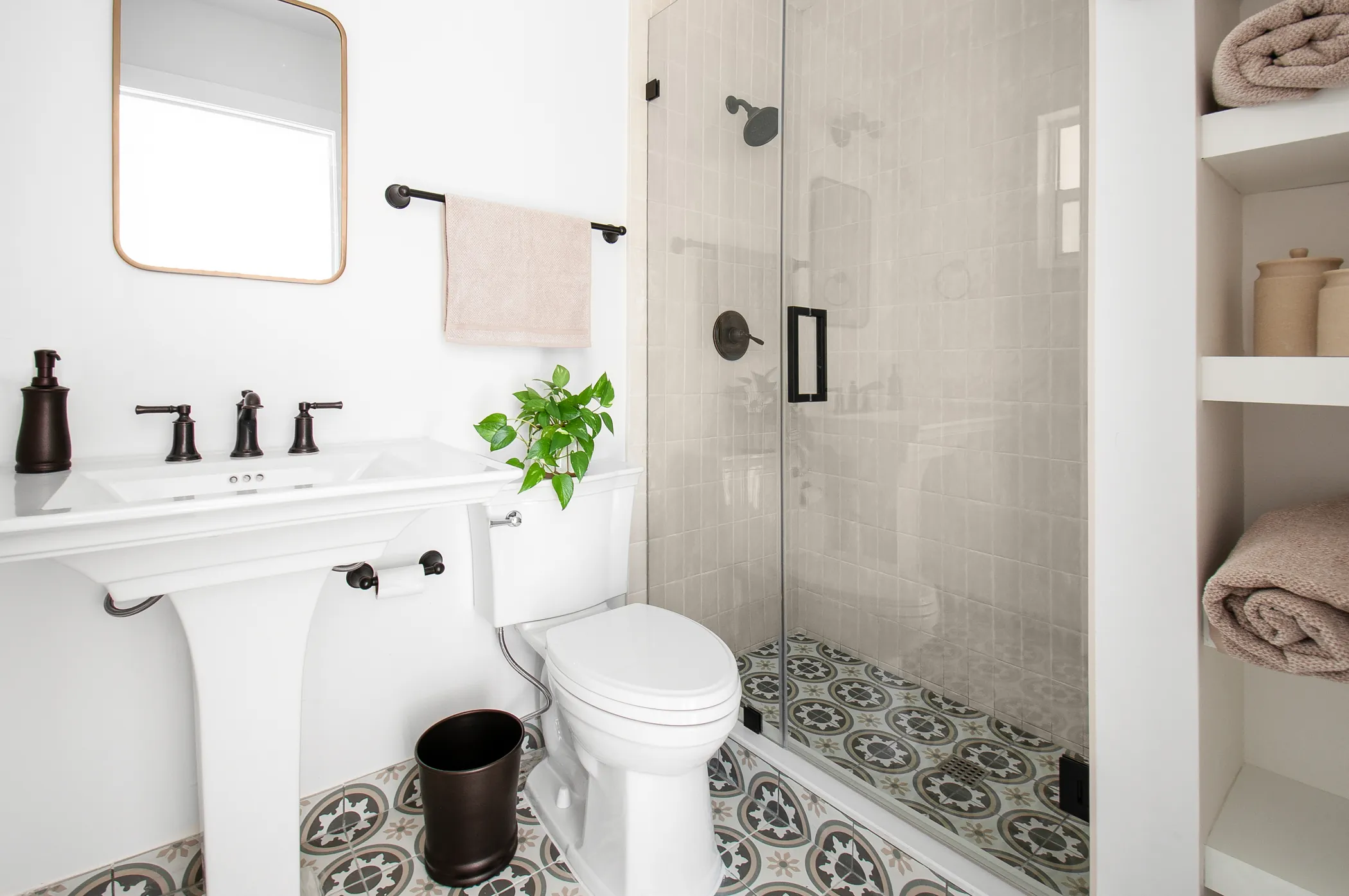 Cabana bath with pedestal sink and patterned floor
