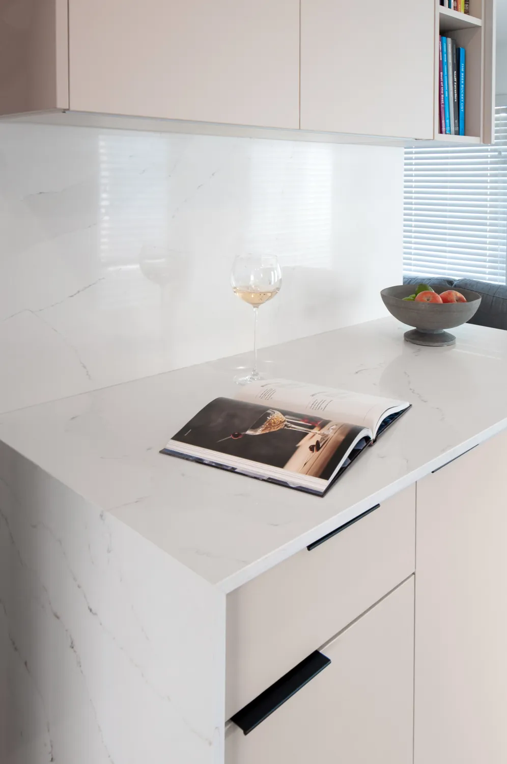 Quartz counter with gray and gold veining