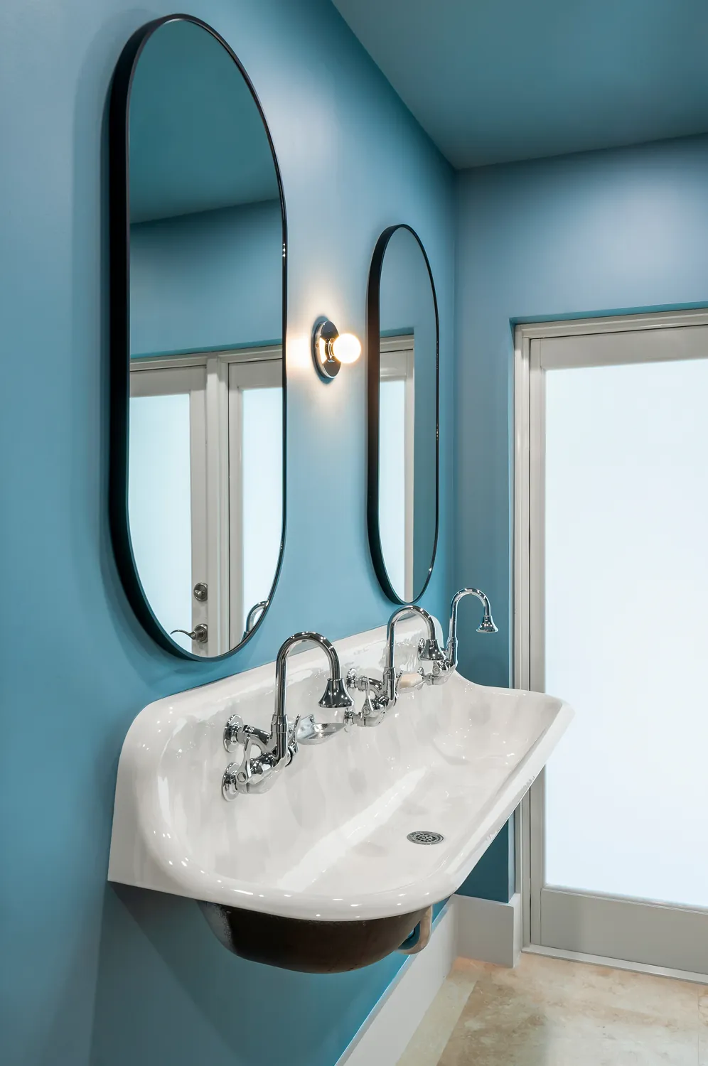 The trough sink and double mirrors